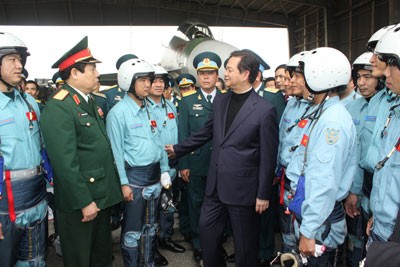 Thủ tướng Chính phủ trò chuyện với các phi công của Trung đoàn 923